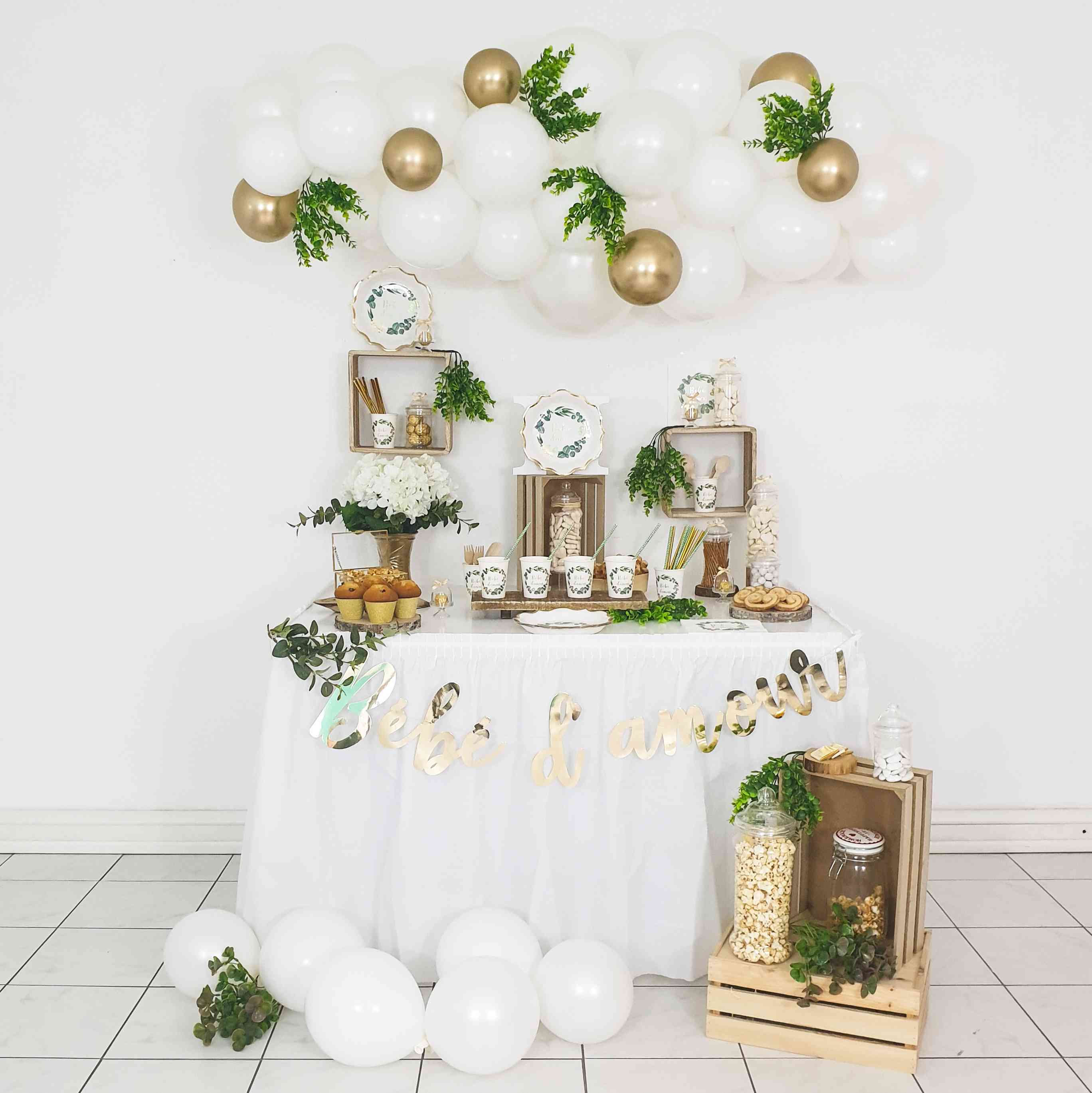 la collection baby shower bébé d'amour avec une jolie couronne d'eucalyptus et une décoration très sobre en blanc et doré chromé.